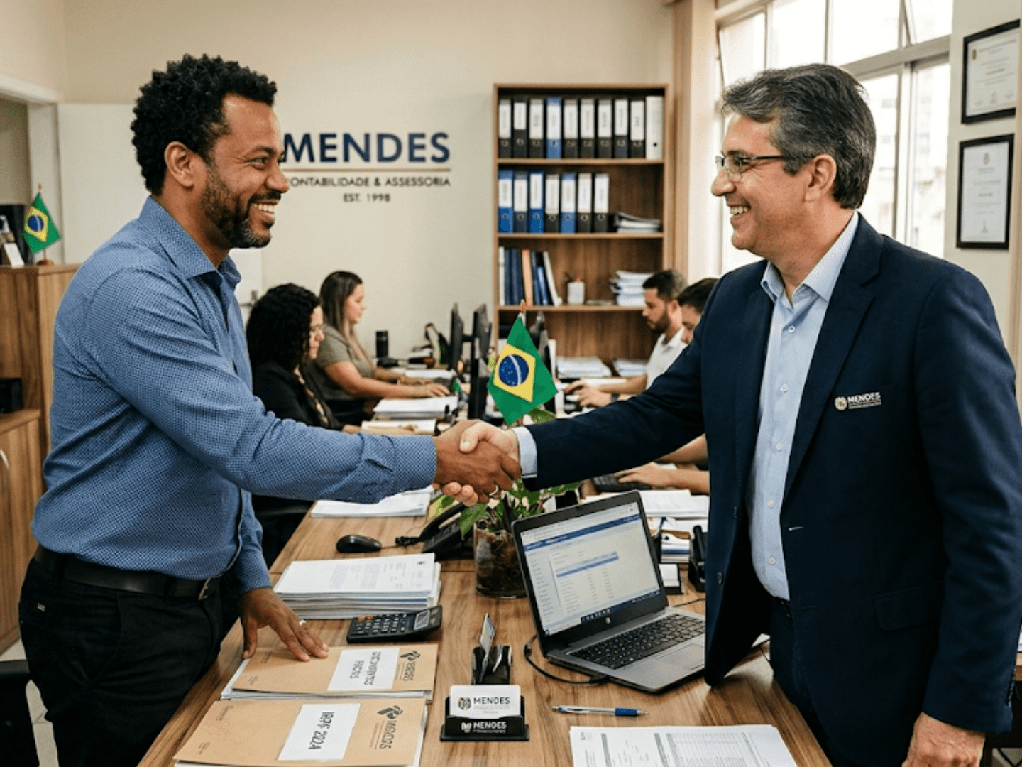 Casal utilizando sistema ERP com emissão de nota fiscal e aprovação de CBS e IBS